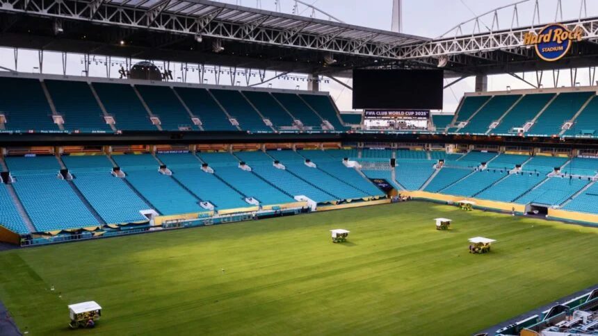 O verdadeiro tapete da Copa: Como máquinas pesadas e agrônomos criam o gramado perfeito para os estádios