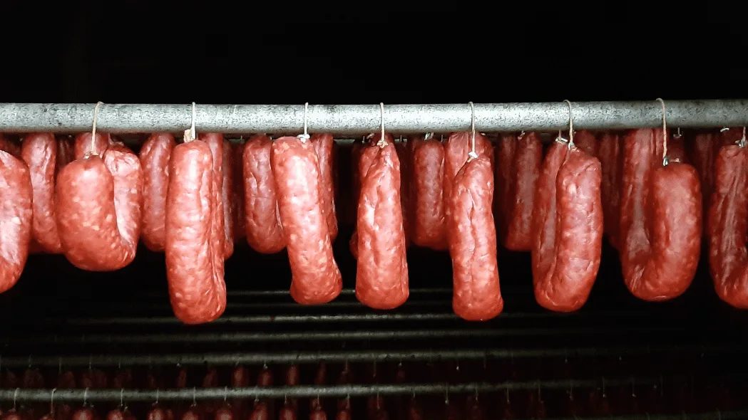 Regulamentação federal ameaça a produção da linguiça centenária de Blumenau
